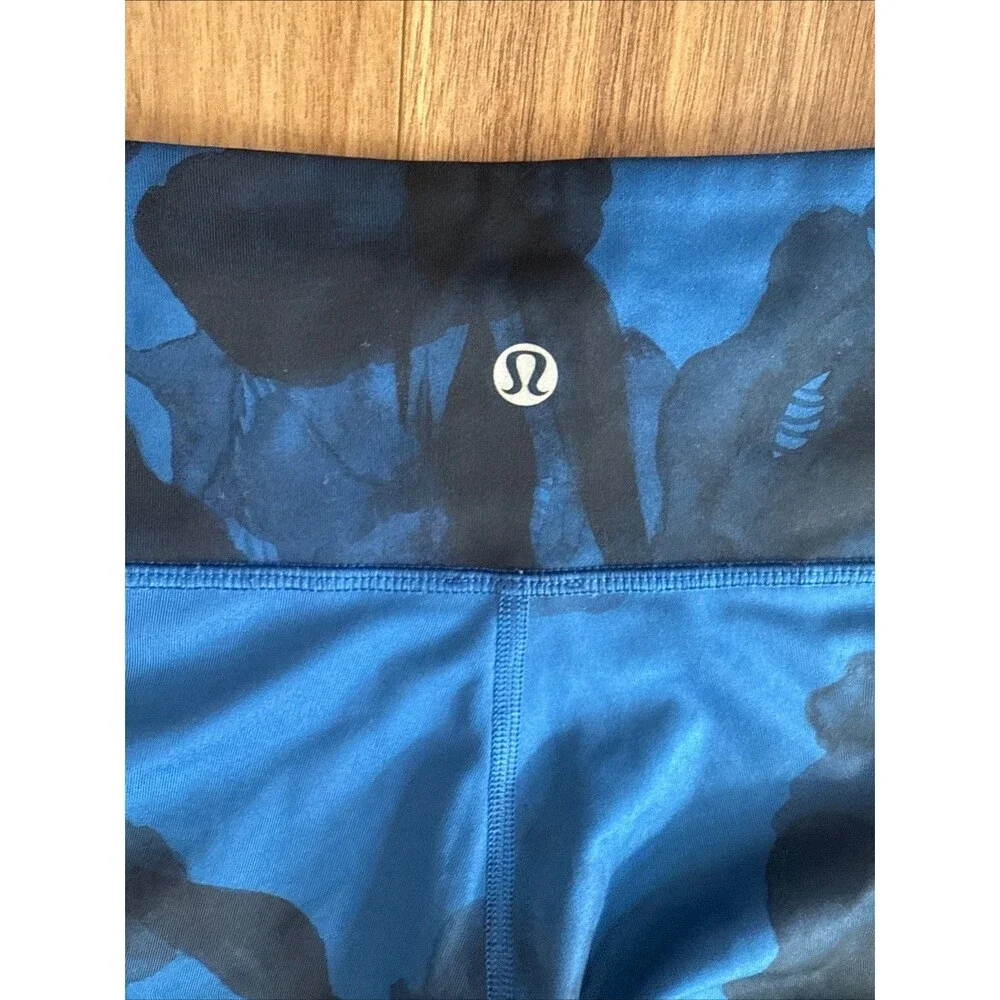 Lululemon Blue Black Floral Cropped‎ Women's Activewear Leggings Straight Leg